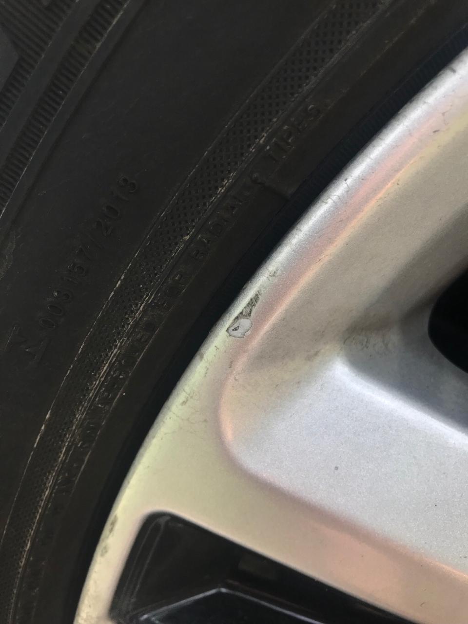 众泰t700-轮毂这个地儿停车时离马路牙子太近了，划破了一点，用不用修呢？