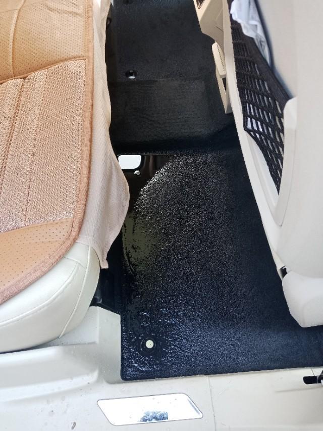 我的众泰T700车内脚垫子下面怎么会有水的？怎么回事啊？