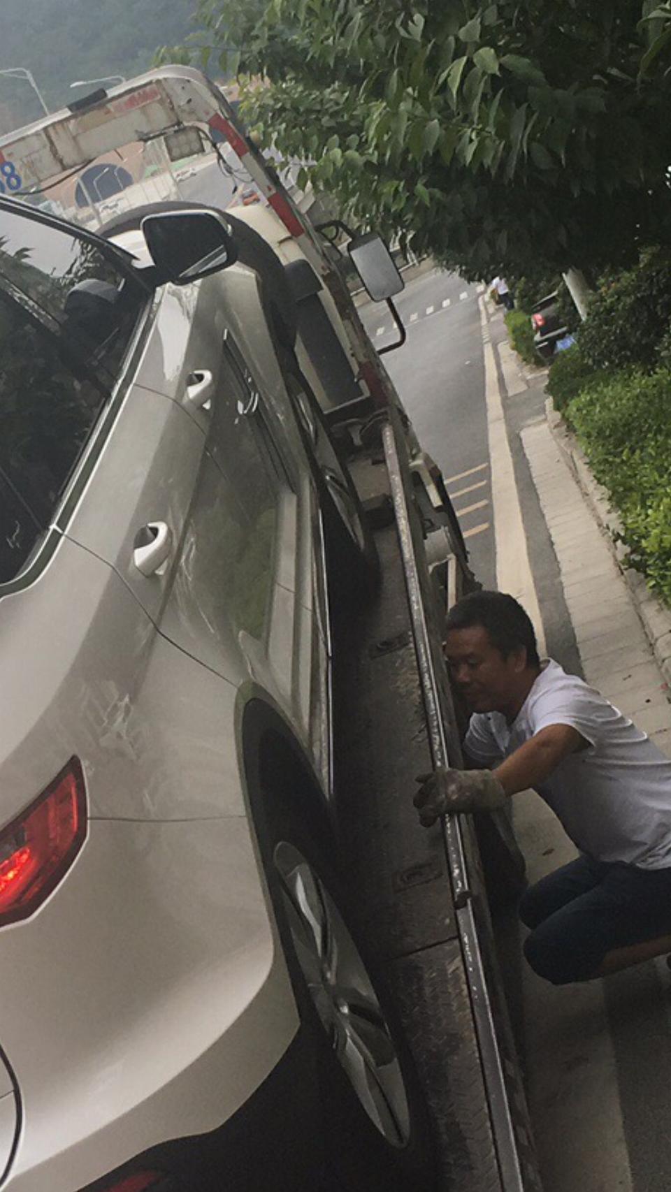众泰t700-从开了这个车提心掉胆！今天发生的事情叫人恐惧！拐弯处听到轮胎爆炸声没方向了，下车观看一大堆油！请问开中泰车的有没有发生过类似情况？