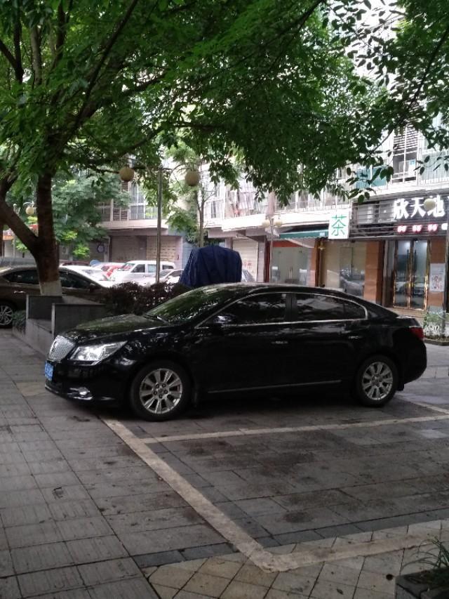 睿骋-黑色车的车身设计的不错，流线型，尤其是车窗部份超漂亮，你会选择它吗？