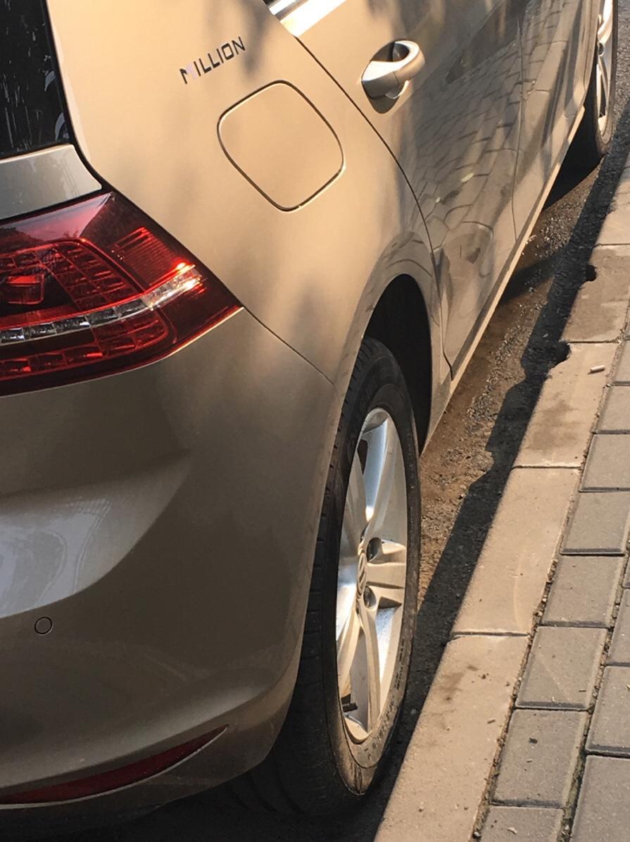 奔奔EV的轮毂是什么材质的？