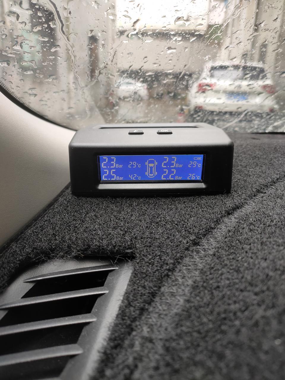 轩逸-放了一夜，中午又在下雨，刚刚准备出去，看到四个轮子胎压和温度为什么差这么多？正常吗？是什么原因？