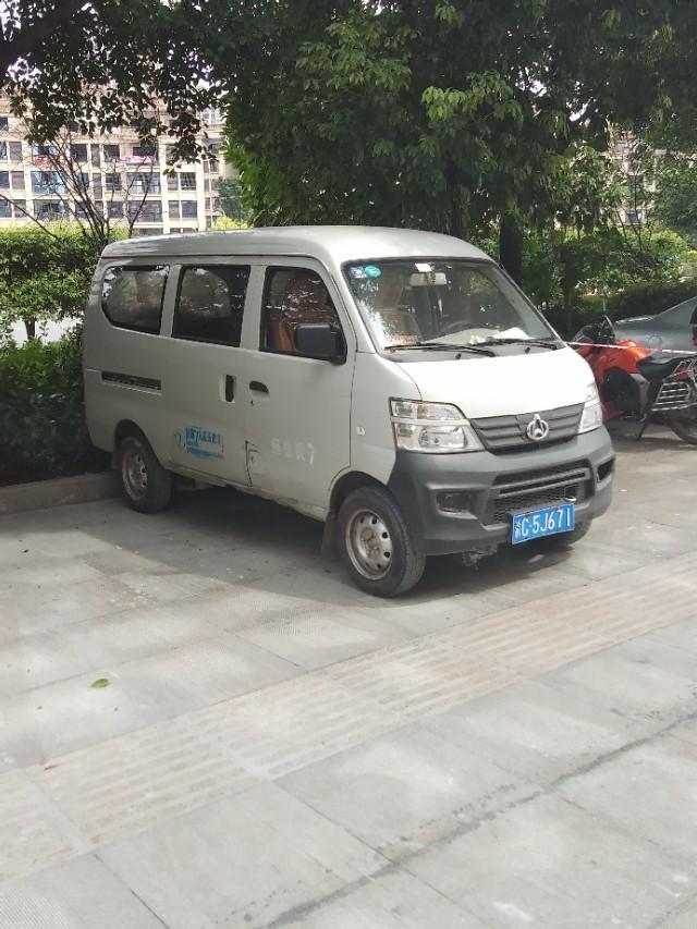 卡罗拉-这车便宜接送工人方便，对吧？