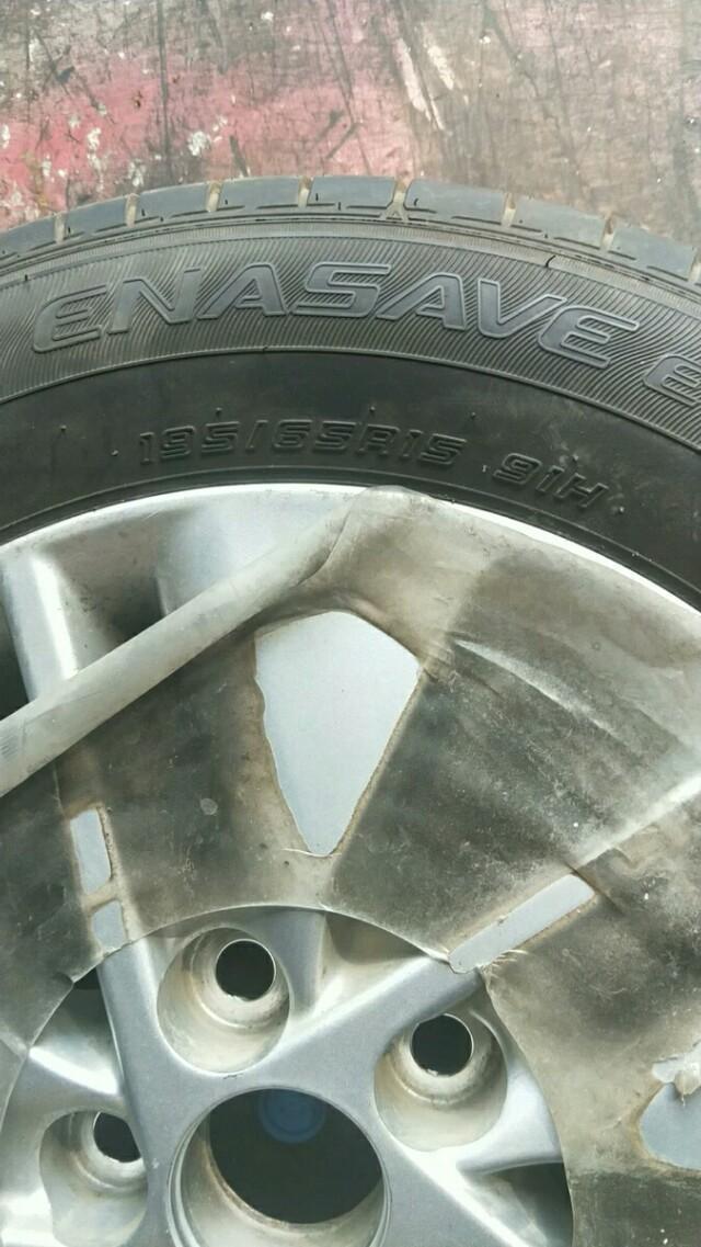 卡罗拉的轮胎有的是普利司通。有的是邓禄普？为什么呢？？？