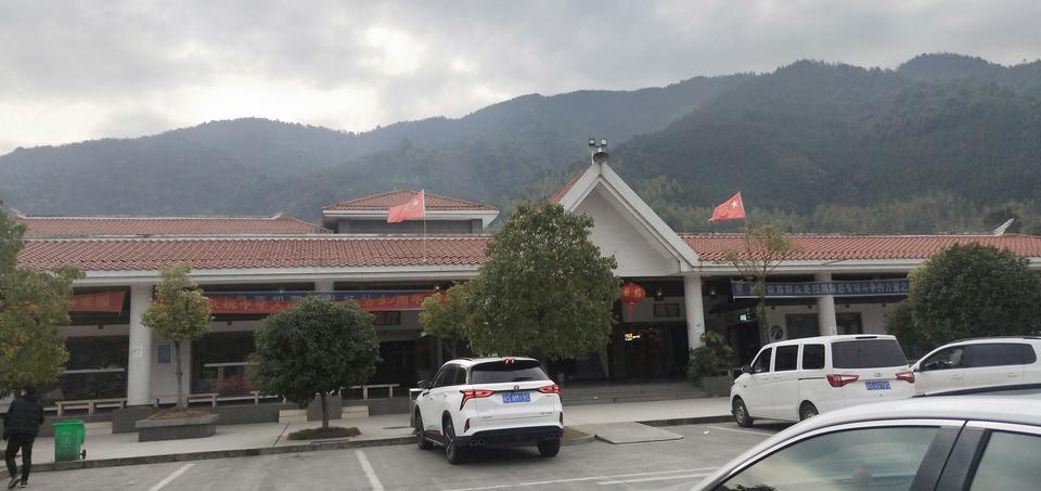 凯美瑞-在高速上 轮胎变成这样 还能不能走？到家还有300多公里