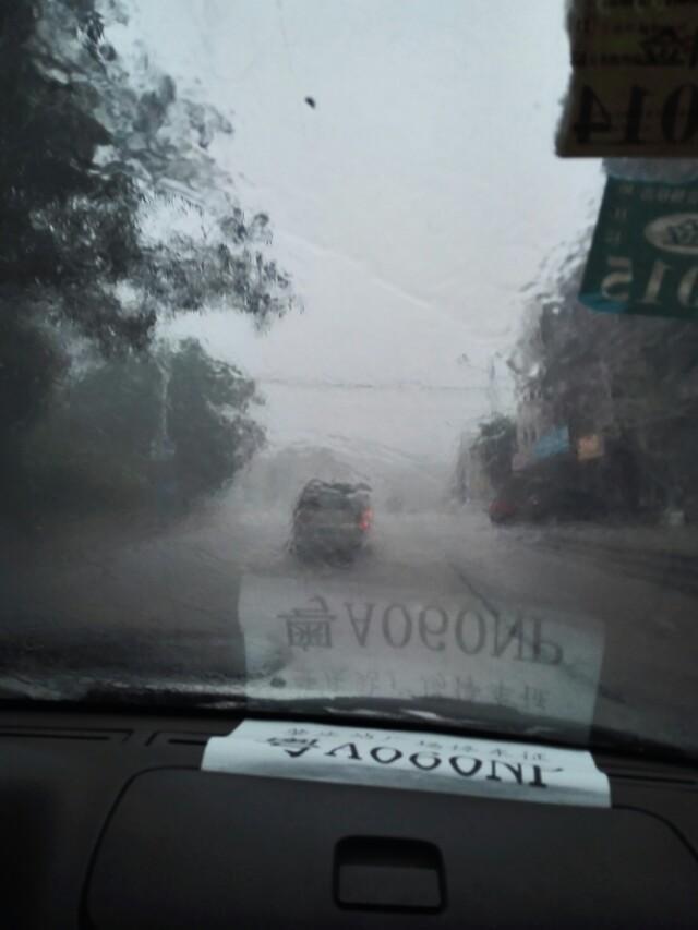 卡罗拉-暴雨开车危险吗？