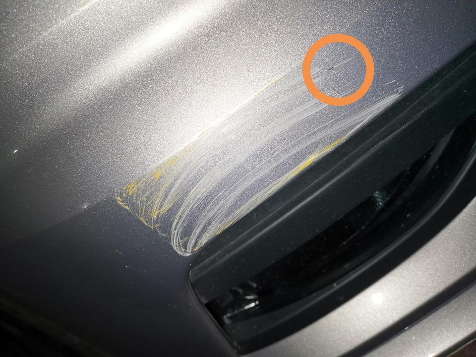 速腾-新手新车，车刮到杆子了，情况如图。划痕不深，就圆圈内有一处深一点（这是底漆吗），还残留了杆子上黄漆。车是海贝金的，刮痕在前脸太明显了，请教该怎么处理？