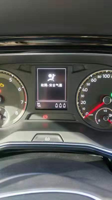 10月了31号提的2019款新速腾自动舒适，跑了50多公里安全气囊故障灯亮了，去4s店来来回回跑了三趟。一共修三次，第一次11.1号说插头松动，第二次11.4号换驾史室座..第三次11.5号说把车放4s店里让我先回家店里修好了再联系我提车。你们的车有这种故障吗？现在一共跑了230公里，能给4s店提要求换新车吗？