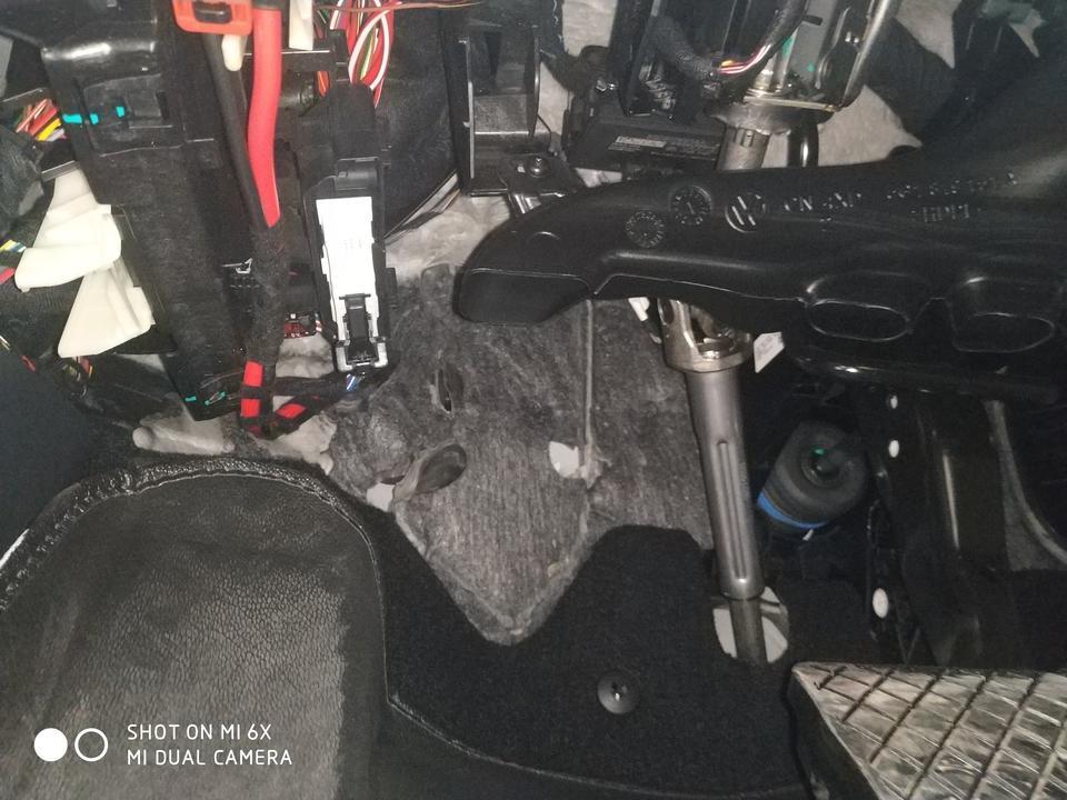 19宝来没买几个月，驾驶室地下这样的，我自己没动过，是正常吗，各位大哥