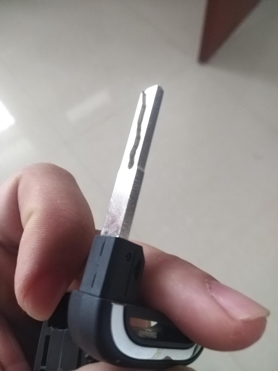瑞虎8-这个是在车钥匙上取下来的是不是开主驾门上那个孔的钥匙？要是的话  我这个咋插不进去呢？？求解？？？
