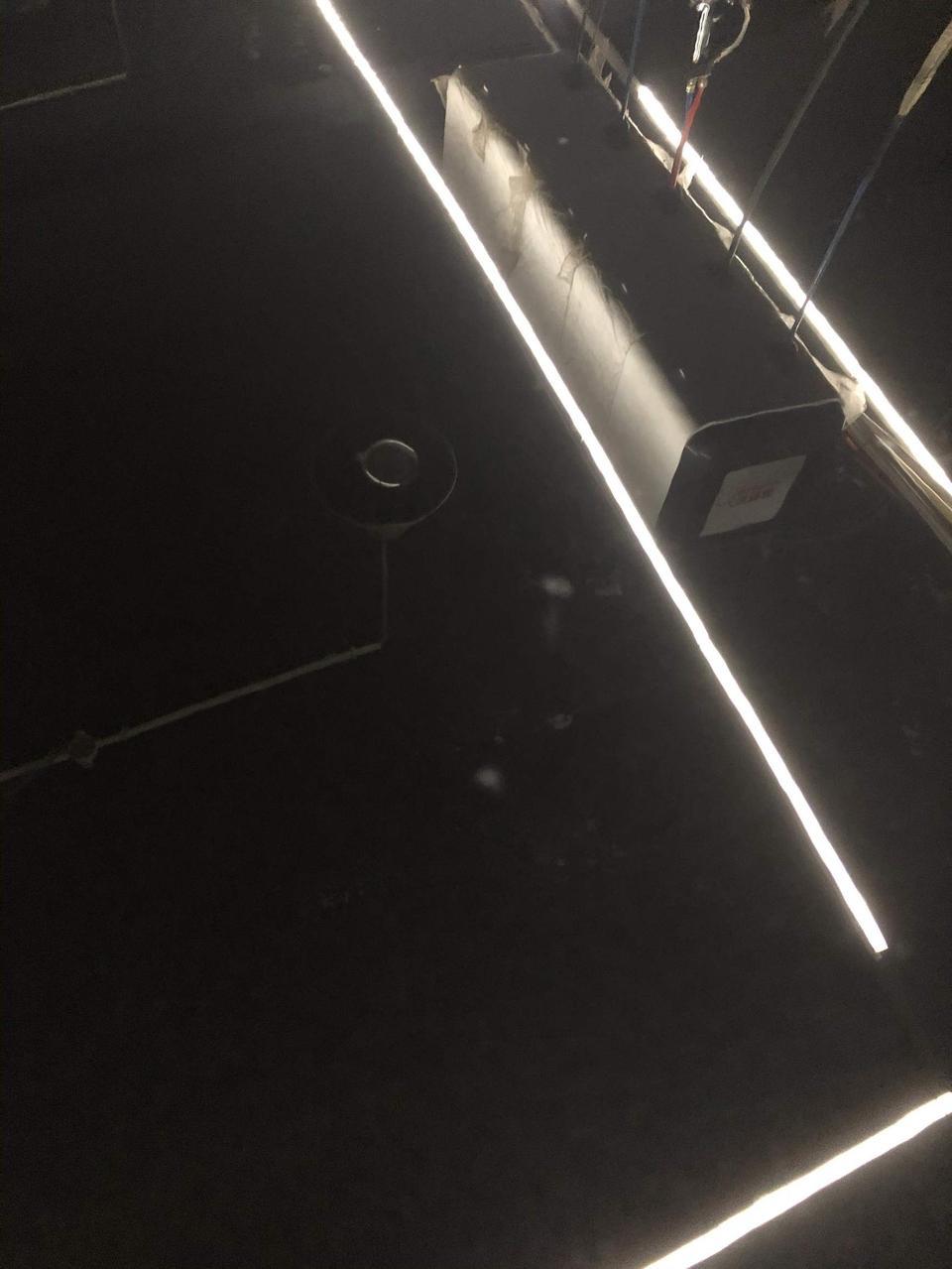 哈弗f7-大神们，有没有知道这个是咋回事，今天去洗车发现的，洗不下去，上次洗还没有，感觉侵蚀到漆里面了似的，擦不下去的。洗车师傅说好像被空调水侵蚀的。有什么办法吗？新车不想抛光啊。