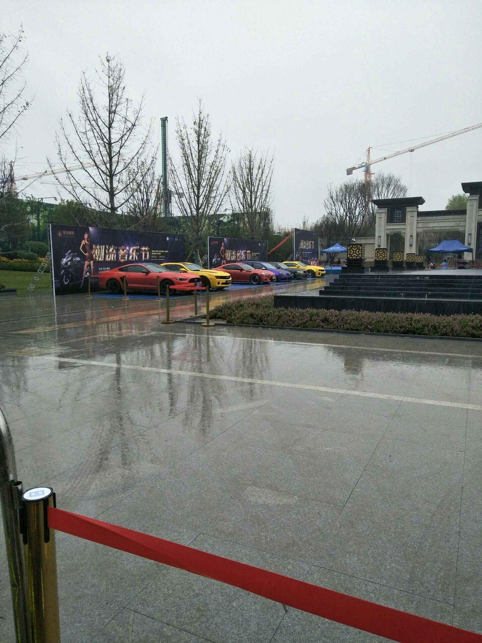 名爵6-19手运怎么样落地得多少，油耗怎么样，后期小毛病不多吧！还有就是能不能来几张黑色名6的照片呢！喜欢黑色