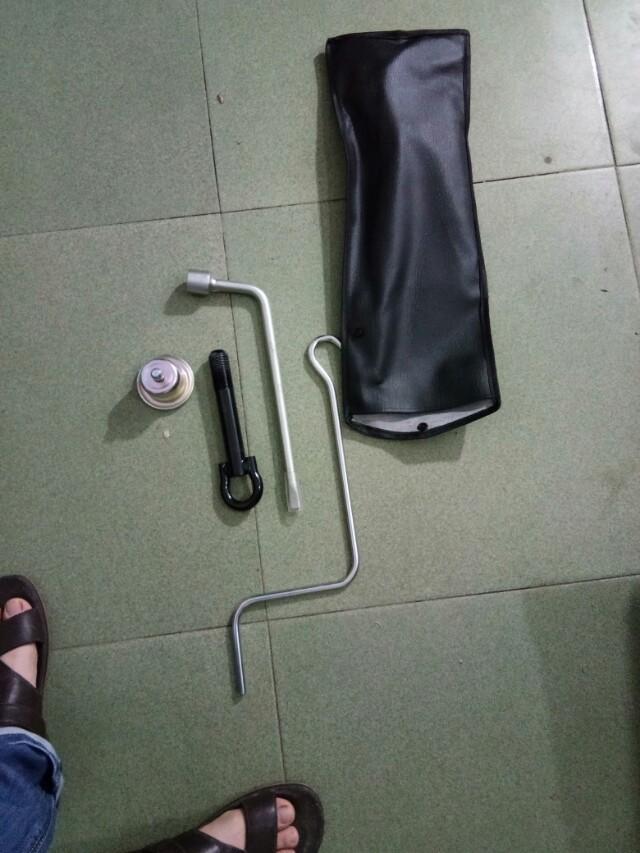 为什么威驰车没有千斤顶的？那怎么换胎？有哪位能回答我