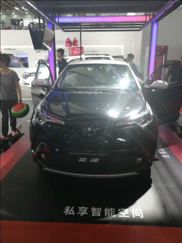 威驰-丰田奕泽车值得购买吗，感觉后排窗户太小了。