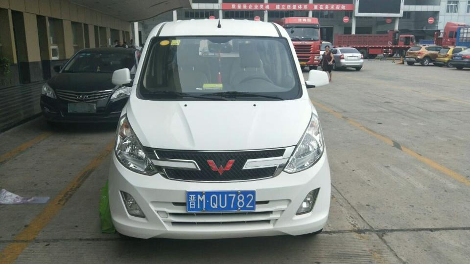 五菱荣光v-这是什么车五菱宏光v还是荣光v
