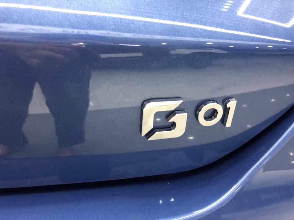 swm斯威g01-巴乔蓝，有没有觉得这个颜色的名字都听起来很高大上，logo都设计得很特别，不愧是大师的作品……点赞????