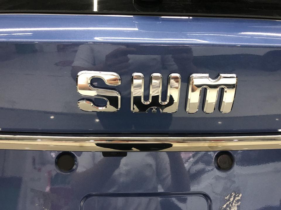 swm斯威g01-巴乔蓝，有没有觉得这个颜色的名字都听起来很高大上，logo都设计得很特别，不愧是大师的作品……点赞????
