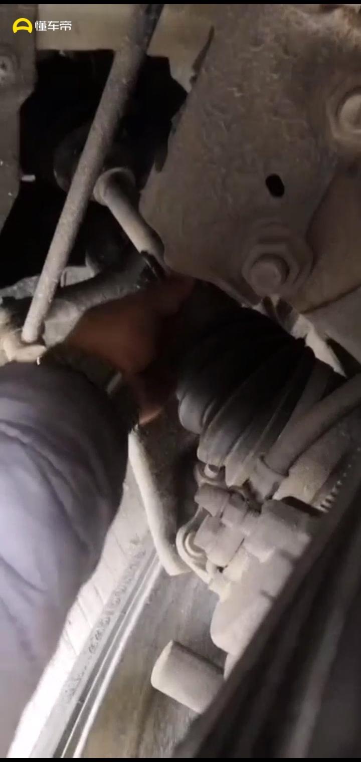 众泰t500-如图片位置 摇晃起来有松动 有声音 行驶在颠簸路上下面传出来的声音跟我摇下面的声音是一样的 请问各位是怎么回事