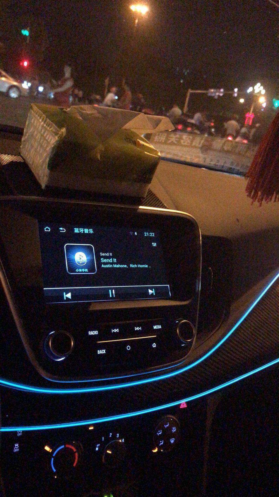 科沃兹的中控台有灯吗?看下面那个图，是跟图一样的吗