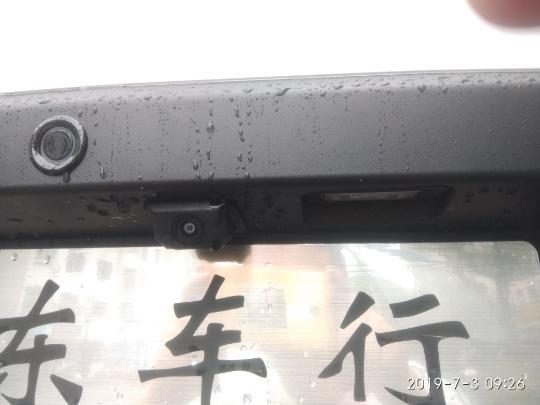 瑞虎3X的后行车记录仪摄像头想安装在牌照灯旁边，可以找了半天怎么把摄像头的线穿出去呢？有大神安装过的吗？求教？