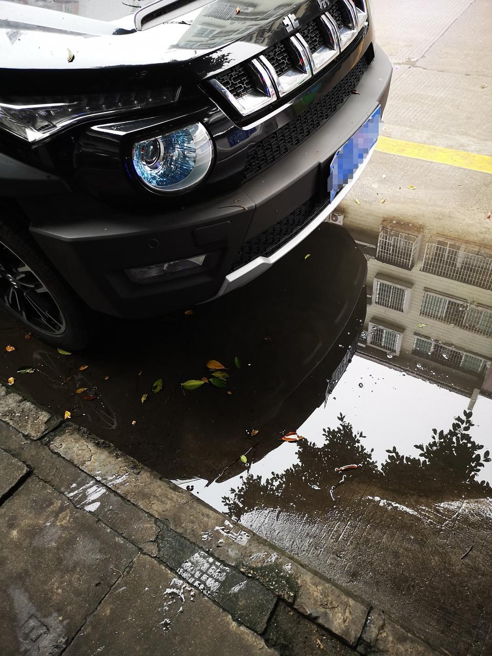 北京bj20-车之左边车头撞过  4s店说灯裂了所以进水烧了不亮了  想咨询下这个情况要换一整套总成吗  可不可以去修车店换成led灯
