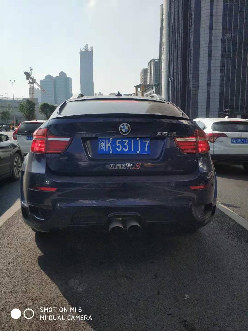宝马x6 m-前面的这部车的行为算违法吗？有没有车友说一下的