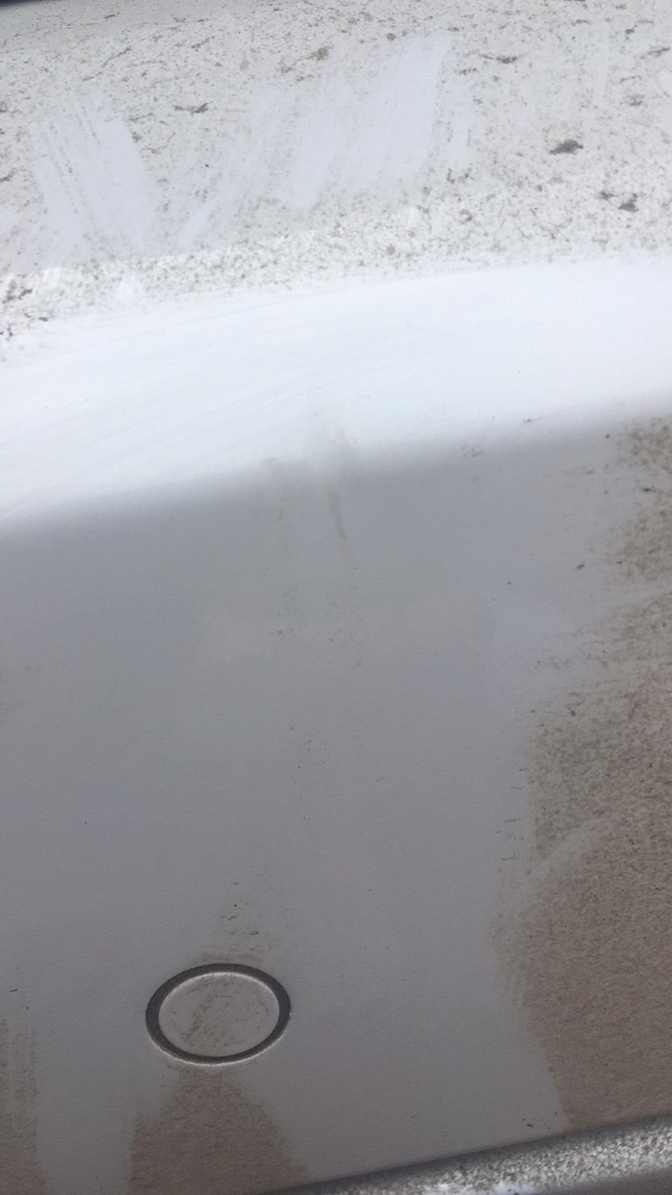 远景s1-今天倒车被后面的铁架子碰了一下后保险杠，就留下2条痕迹，这个是塑料吗？