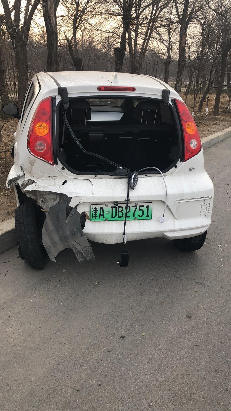 开了半年的比亚迪E1悦  被撞成这样 能卖上多少钱