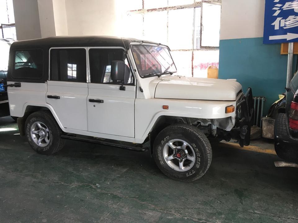 bj 212-家里世代出生行伍，从父亲年轻时开始家里的车就一直是212、213等军版吉普。受氛围以及父母对那个时代的情怀影响；今年新提的车也是15款212，但想请问下各位前辈：我一直觉得这车外观到风格都很硬气很喜欢，就是感觉轮胎太小感觉头重脚轻不配车身想要更换。不过到底是小轮毂大轮胎好、还是大轮毂好？