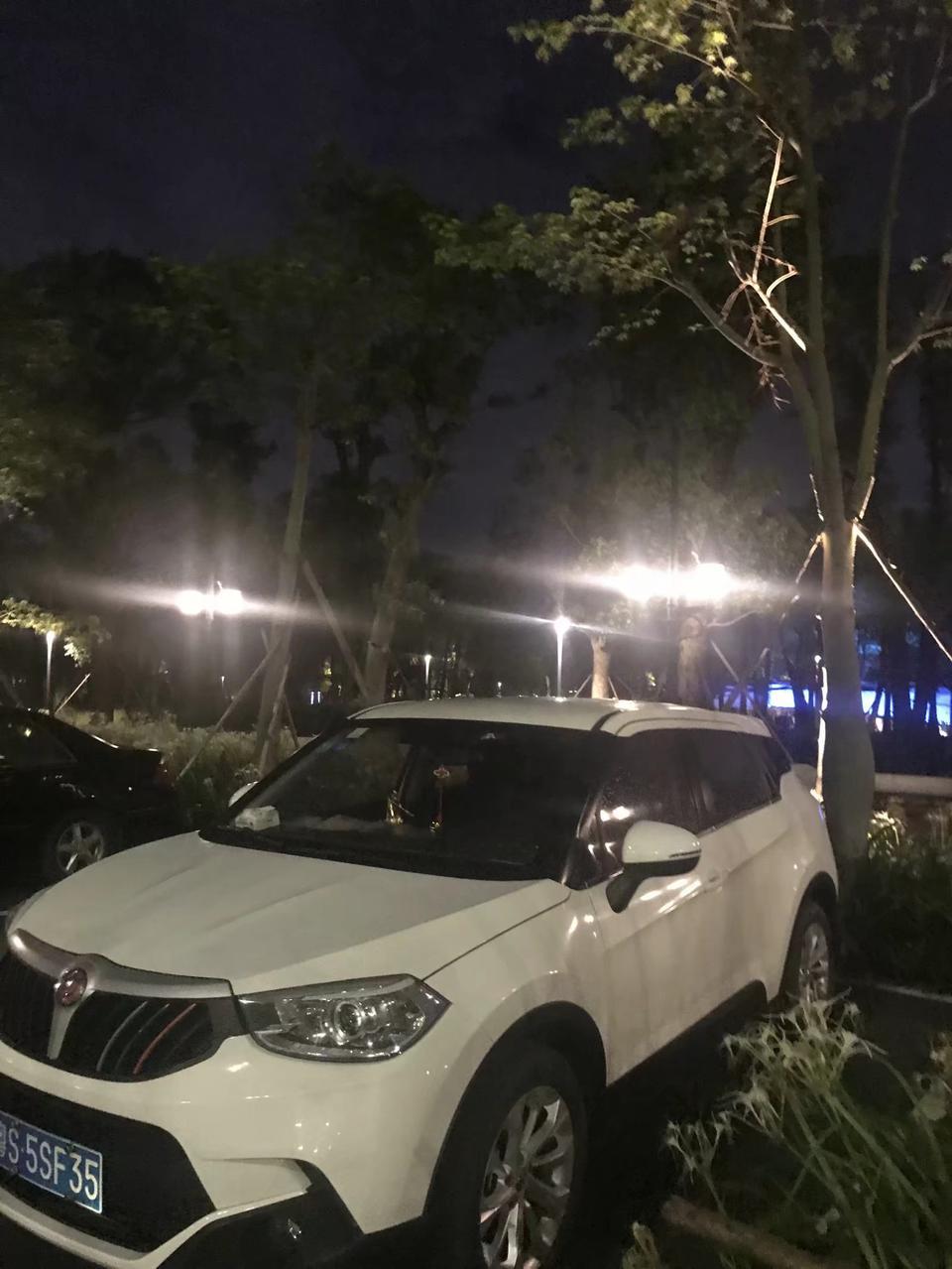 2016款中华V3手动挡，过坑时方向盘卡卡响，前轮也卡卡的响，有朋友同样的问题吗？如何解决，换过方向机，球头跟胶也换过，还是没解决，其他的倒是没什么问题！求解决异响的办法！谢谢！