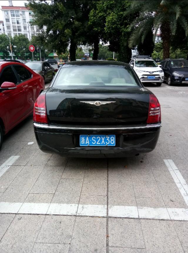 克莱斯勒300c(进口)-大家看看这是什么车，前面的车标和后面的车标不同