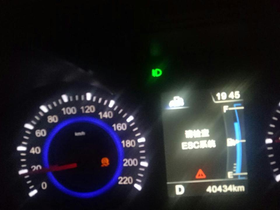 中华v3-上个礼拜，突然有一天开着车，这个灯突然就“叮”的一声，弹了出来！一停车熄火，然后再启动又没有了……但是，开了一会又会“叮”的一声出来！这几天都往4儿子店跑，都没有一个结果……我怀疑是不是刹车片没了！？这个是什么情况！？有没有朋友跟我遇到一样的情况。