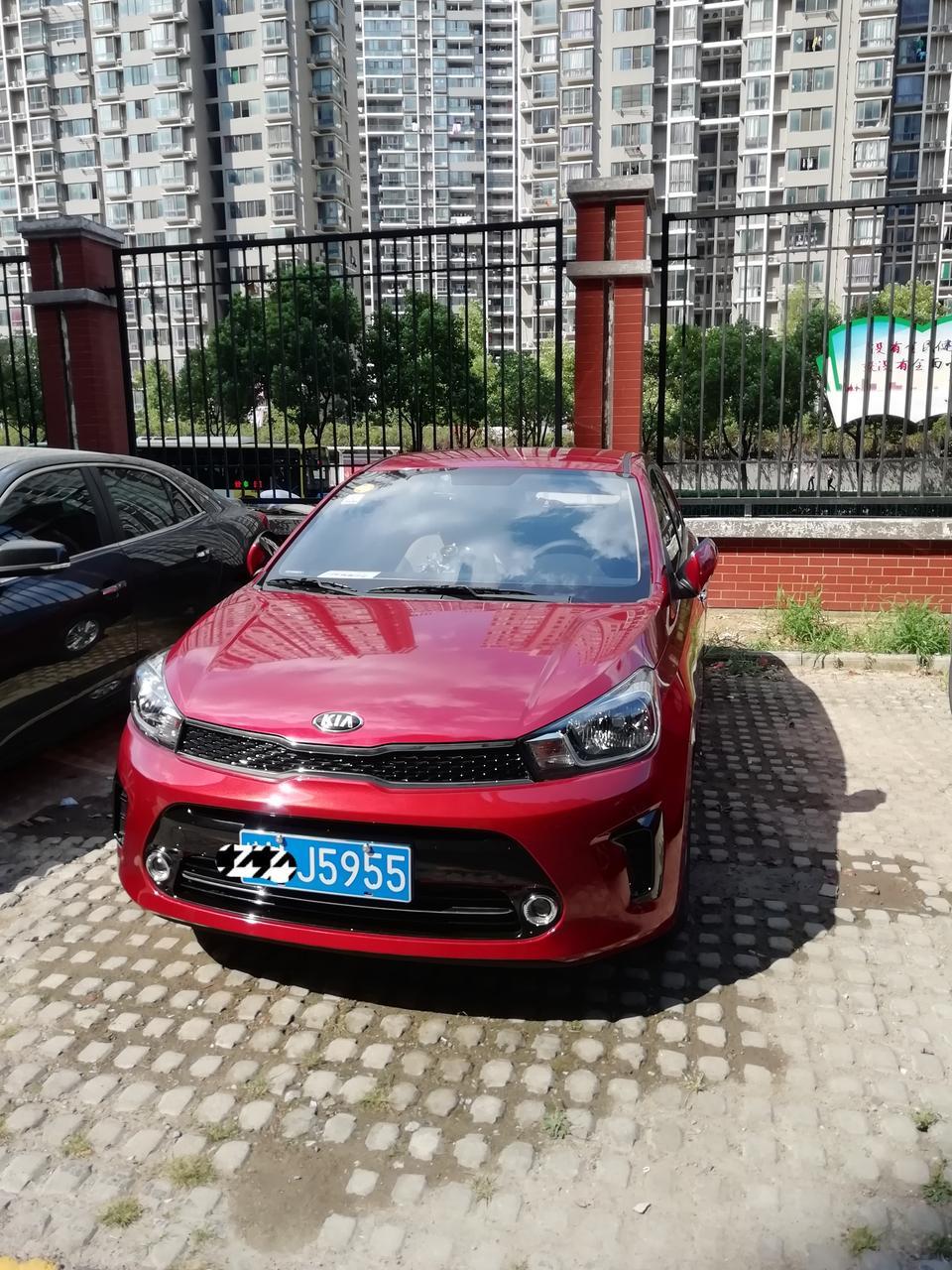 求问，一年9000公里不到，起亚焕驰。感觉怠速等红绿灯，方向盘轻微抖动。如果开自动启停，发动机重新点火，和开暖风的时候抖动很明显。
感觉一段时间，抖动偶尔大，偶尔小，倒没有到很严重的程度。刚刚看了空滤，一点不脏，机舱里发动机也没发现过于明显抖动，没听到异响，请问我这种情况是正常现象还是异常。
需要检查下火花塞吗？还是和4S前段时间换掉我前氧传感器有关，车没故障灯，。
谢谢了