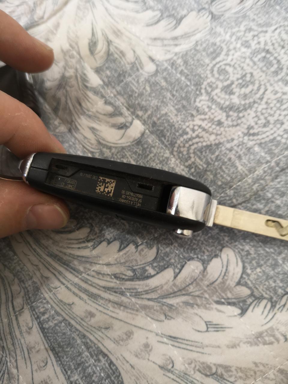 雪铁龙c5-请问有人知道C5这个车钥匙怎么换电池吗？