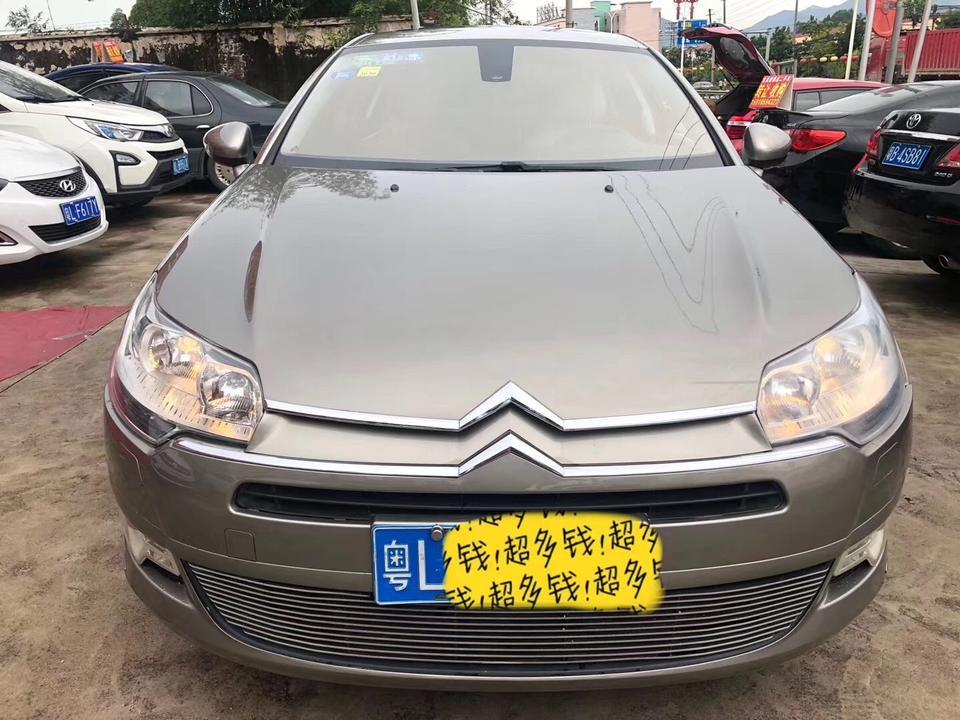 雪铁龙C5   2.0L自动悦享版   2013年上牌   一手私家车 整车内外保养九成新   历程6.6万公里，二手车商报价6.6万，请问各位大神可以给些参考建议吗？