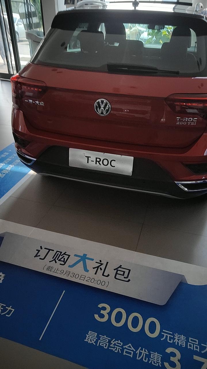 t-roc探歌-2018款七月份出厂 2018年11月上牌的大众探歌四驱自动豪华版的一个试驾车 ，选配了beast 的音响，自动泊车系统，前排座椅加热，并线辅助，全速自适应巡航，换挡拨片，方向盘加热，前排座椅加热，方向盘加热，导航，车子公里数2800实表，找了懂二手车的兄弟来验车，除了轮毂有些锈迹，车子有些小凹掉漆，其他一切正常，连保险大概落地17万，送贴膜，两次保养。请问下大家这价格买的值不值
