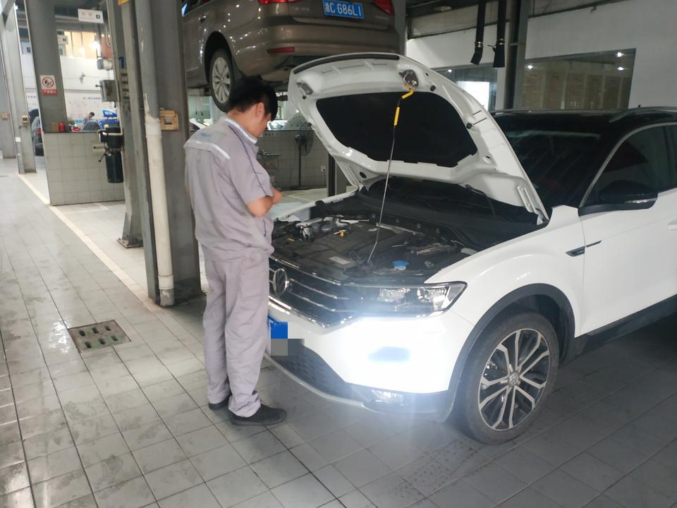 t-roc探歌-大众探歌2019款国六
新车开12发动机故障灯报警，开去4s店检查出，油箱碳化电子泵故障，说是出厂问题，三包免费更换。全新车店内没配件，只能等待厂家发货。
7月9号维修截止到今天7月26号配件还是遥遥无期，难道车主的权益都得不到保护吗？大众作为一个跨国的合资公司，办事效率也太低了吧。