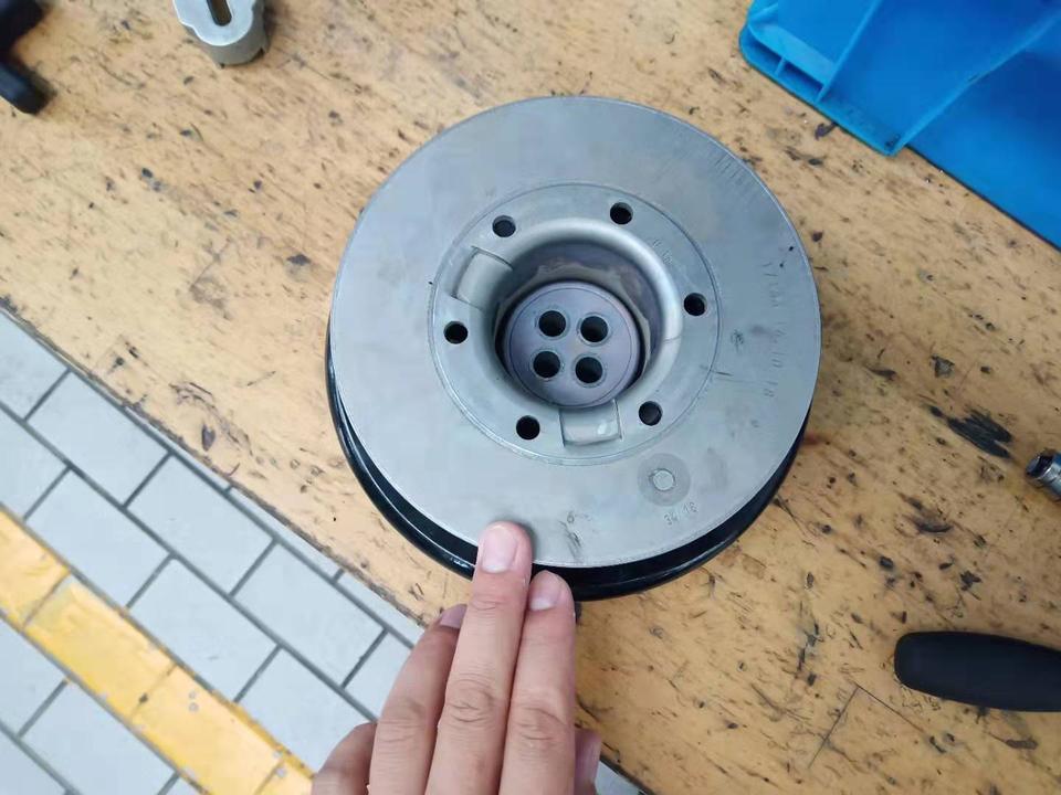 宝马x5-19款X5两个月的新车，发电机皮带轮损坏，质量问题，如何维权？