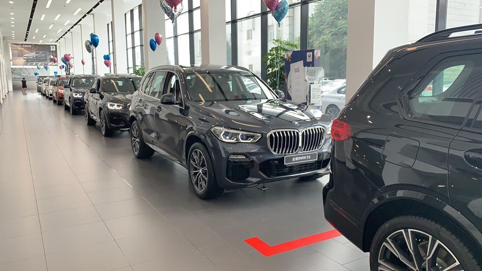 宝马x5-2019款x5低配1月份生产的加原厂装饰27000，
是不是库存车  能不能提
裸车786900  上牌3000  没有4店加装饰费