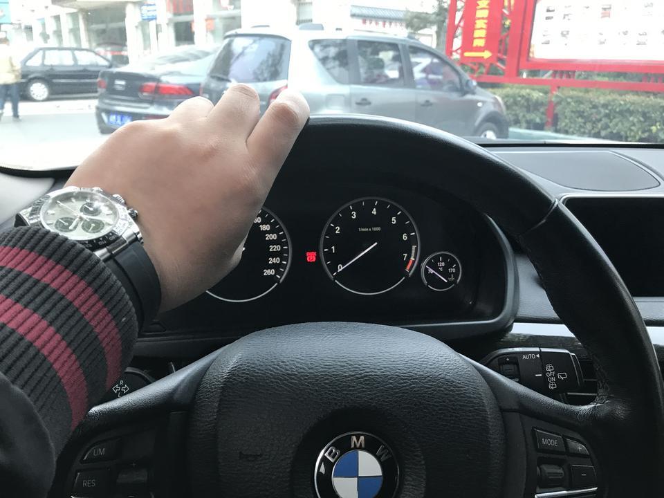 2014款宝马X5  35i豪华型，天气冷每次车停放一天不开这样子，早上起来第一次点火时间都会4-5秒这样，反正比热车的时候启动时间长，请问广大车主们，你们的也会这样子吗？？求解，