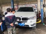 我买的15年款宝马X5中规豪华版，买了没多久原地打方向，方向盘就开始抖动，去4S店说没办法，现在跑了8万公里，越发严重了，请问哪位大神有没有解决方案呢？