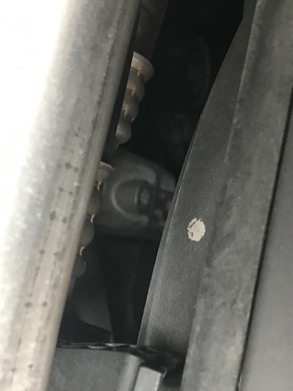 2014款宝马x5  35i，发动机皮带这个位置，启动的时候抖，请问下车主们你们的会抖吗？我去修理厂看了下，师傅说正常的，自己也不懂。