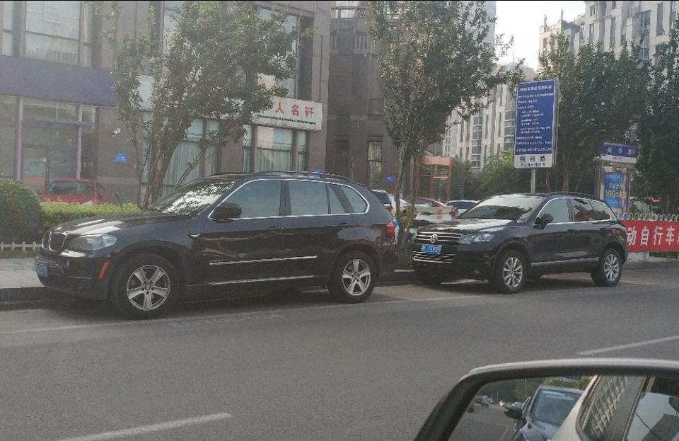 宝马x5-X5比途锐大好多，是角度问题么？ (^_^)