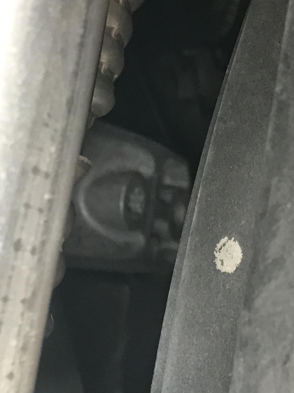 2014款宝马x5  35i，发动机皮带这个位置，启动的时候抖，请问下车主们你们的会抖吗？我去修理厂看了下，师傅说正常的，自己也不懂。