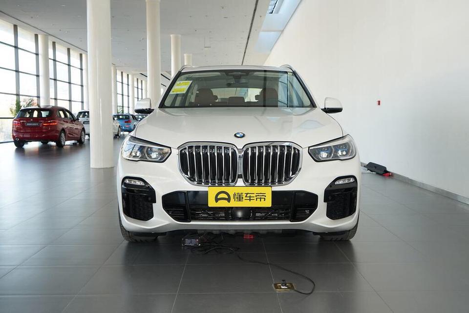 全新宝马X5和现款奔驰gle400有些纠结，请大神给分析下如何抉择？全新宝马x5新上市没有任何优惠，而且第一批小白鼠。但是新款宝马x5确实够帅气，各项配置不错，气浪也够秀。奔驰gle400比较成熟，而且价格现在比较优惠，面子嘛奔驰更牛逼，所以纠结这个问题，请教大神分析！
