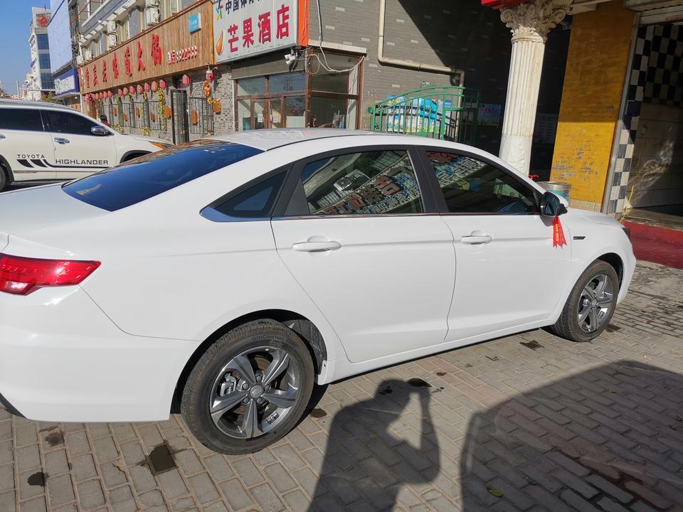 新买的帝豪gl1.4T，cvt变速箱，跑了1600公里，跑高速油耗表显7.0个，市区9个左右，现在有个问题跑高速到115迈左右轻微给油当时不提速，转速也不升，过好几秒才会提速。
给油重一点还是不提速，转速也不升，但是4秒左右有挫顿感，以后才慢慢提速，
