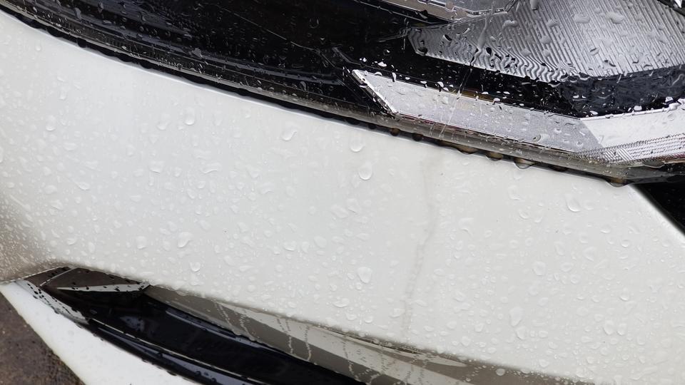 轩逸-新车一下雨就刮黑水，是什么原因。