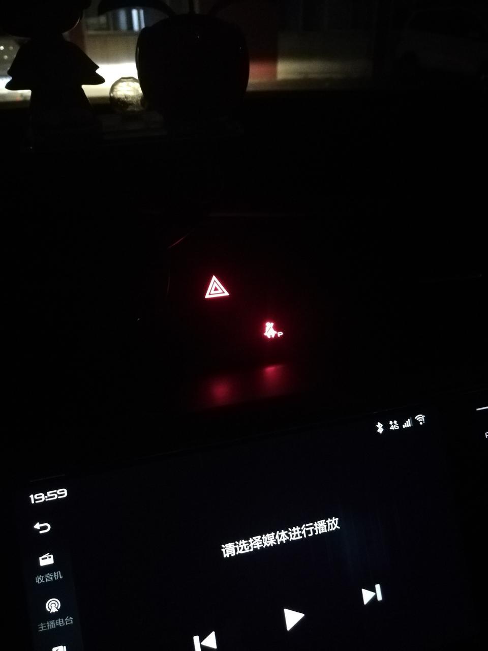 大神们，我的吉利帝豪gl之前的副驾驶安全带显示灯不响，平时也不太做人，今天，副驾驶安全带显示灯咋可亮起来了，还有提示音，这是什么原因？怎么可以让这个提示音不响，我都不知道，之前不坐人都不响，晚上为啥也没做人，安全带显示灯就亮起来了？还有提示音，请大神们帮忙，解决问题，