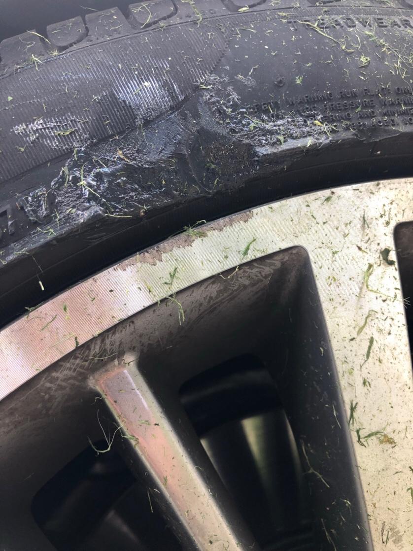 宝马3系倍耐力轮胎，行程一万五千公里，在马路牙子刮掉很深的一块，维修店在轮胎里面加了一层胶，不建议换胎，请问这样真的开高速没问题吗