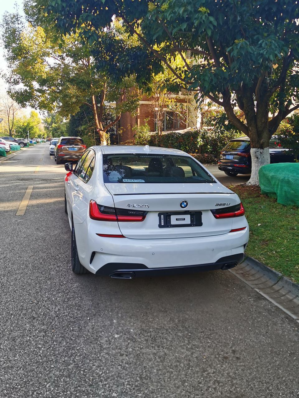 宝马3系-低速时候，关闭车窗听得见一点发动机的声音像是口哨声那种，有没有同样的情况呀。